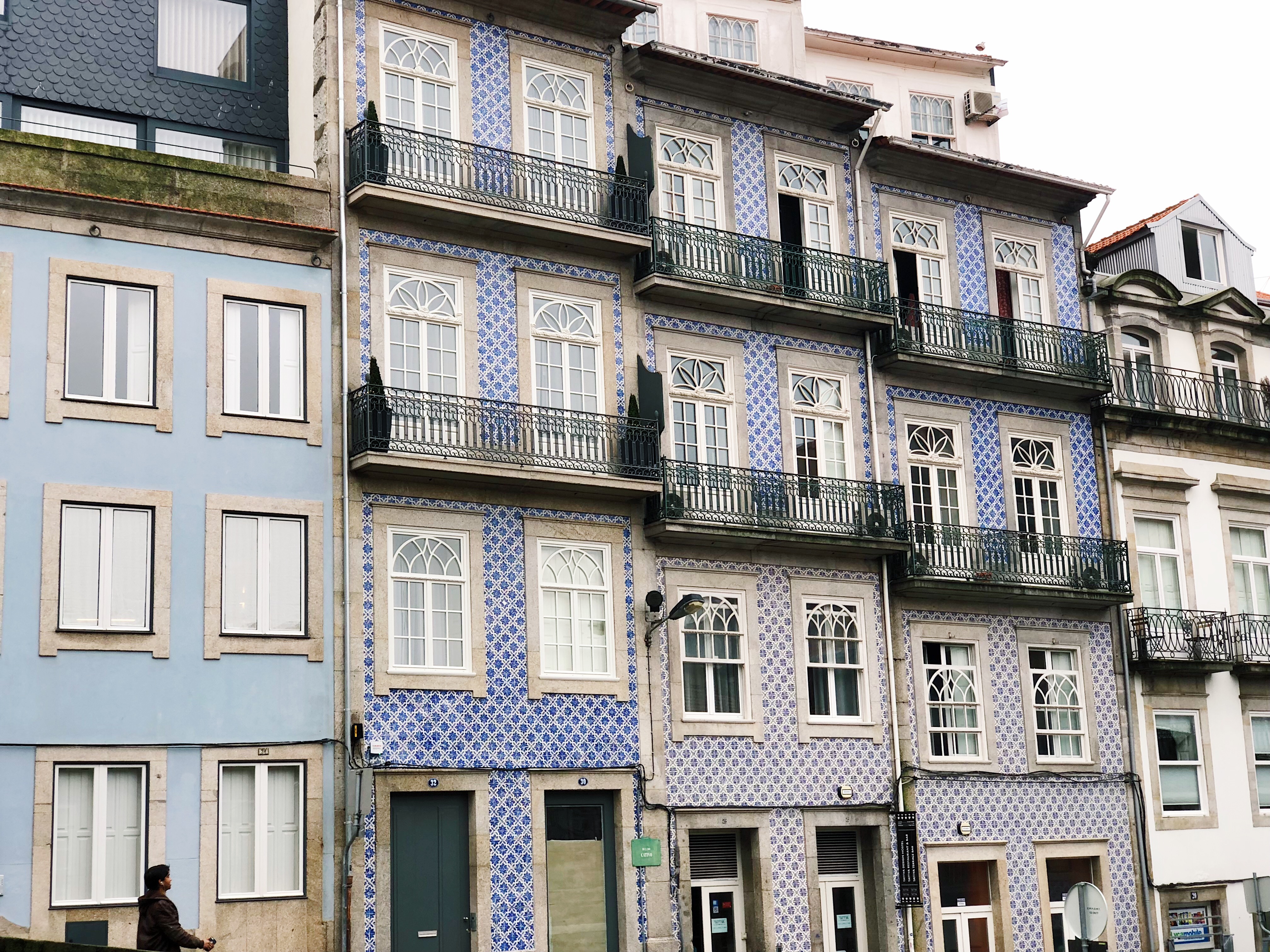 Lisbon & Porto Travel Guide.